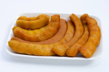 Demirhindi turşusu beyaz arka planda plaka içinde mayalanmış.