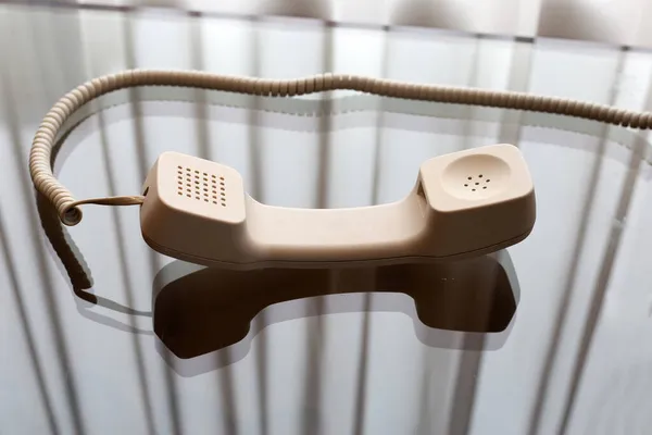 玻璃桌上的固定电话听筒 — 图库照片