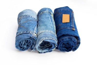 Beyaz arka planda yuvarlanmış mavi kot pantolon