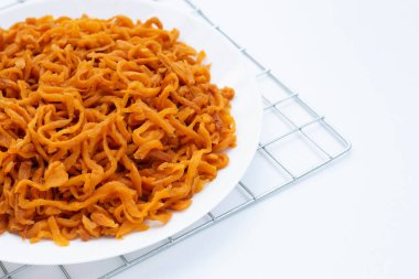 Turşu turpu beyaz arkaplanda tabakta.