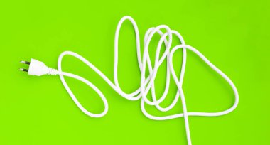 Yeşil arka planda elektrik prizleri. Üst görünüm