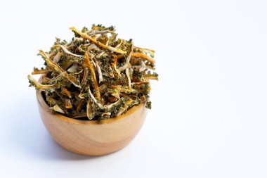 Beyaz arka planda kurumuş acı kabak..