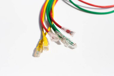 Beyaz arkaplanda LAN ağ bağlantısı ethernet kabloları.