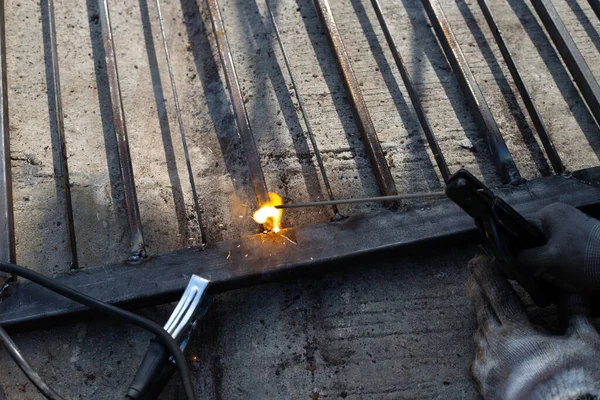 Iron Gate Repair Worker Hand Welding Steel — Stock Photo, Image