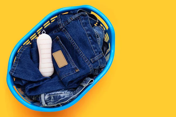 Jeans Wäschekorb Auf Gelbem Hintergrund — Stockfoto