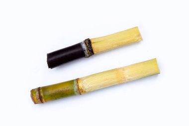 Beyaz arka planda kahverengi şekerli şeker kamışı