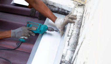 Çatı tamiri, çelik kaplama işçisi. Çatı sızıntısını durdur.