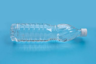 Mavi arkaplanda beyaz sirke.