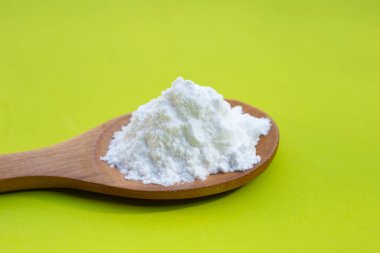 Yeşil arka planda kabartma tozu.