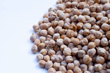 Nohut beyaz arka plan üzerinde.