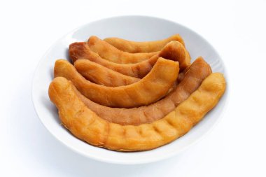 Demirhindi turşusu beyaz arkaplanda mayalanmış.