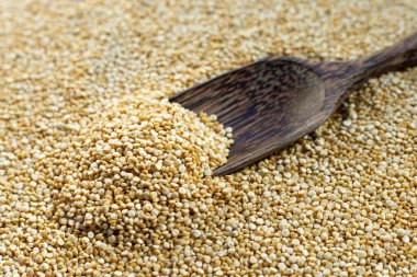 Kaşıklı organik kinoa. Kapat.