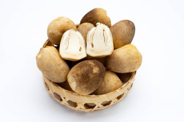 Beyaz arka planda bambu sepetinde saman mantarı..