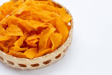 Beyaz arka planda bambu sepeti içinde patates cipsi..