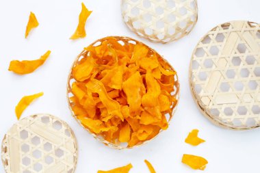 Beyaz arka planda bambu sepeti içinde patates cipsi..