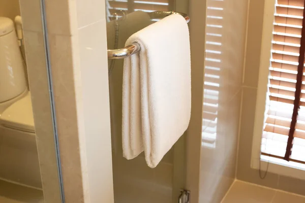 Witte Katoenen Badstof Handdoek Opknoping Een Rail — Stockfoto