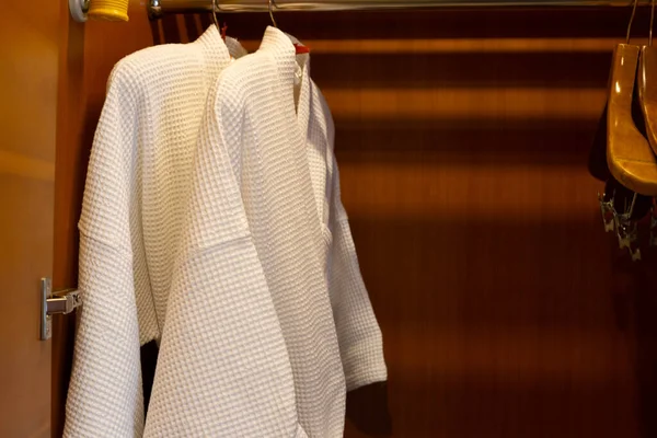Witte Badjas Opgehangen Aan Het Rek — Stockfoto