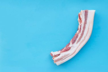 Mavi arka planda çizgili domuz.