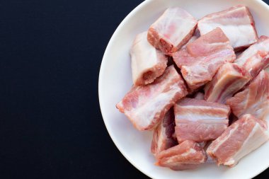 Koyu arka plan üzerinde çiğ domuz kaburga