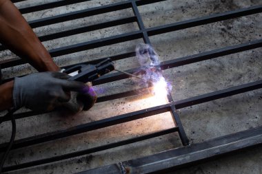 Demir kapı onarımı, işçi el kaynak çeliği.