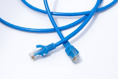 Beyaz arkaplanda LAN ağ bağlantısı ethernet mavi kablolar.