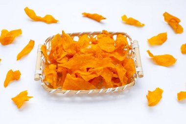 흰색 바탕에 달콤한 감자 칩.