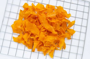 흰색 바탕에 달콤한 감자 칩.