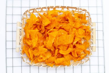 Beyaz arka planda bambu sepeti içinde patates cipsi..