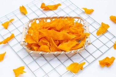 흰색 바탕에 달콤한 감자 칩.