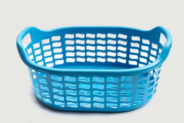 beyaz zemin üzerinde çamaşır sepeti.