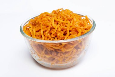 Turşu turpu beyaz arkaplanda tabakta.