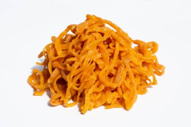 Turşu turpu beyaz arkaplanda tabakta.