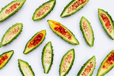 beyaz zemin üzerine Bitter kabak.