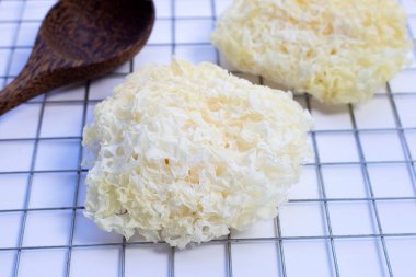 Beyaz arkaplanda Tremella Mantarı.