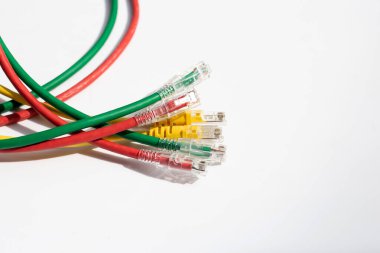Beyaz arkaplanda LAN ağ bağlantısı ethernet kabloları.