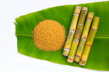 Muz yaprağında esmer şeker kamışı