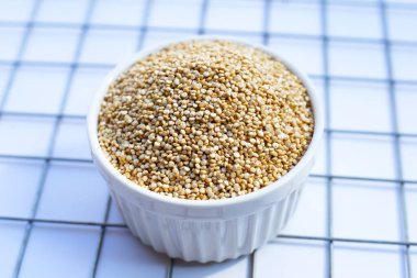 Beyaz arkaplanda organik kinoa..