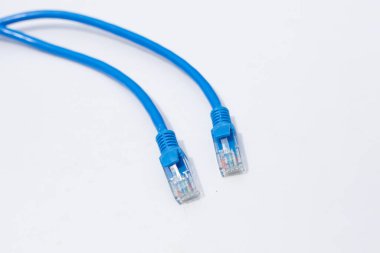 Beyaz arkaplanda LAN ağ bağlantısı ethernet mavi kablolar.