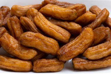 Beyaz tabakta kurutulmuş muz.