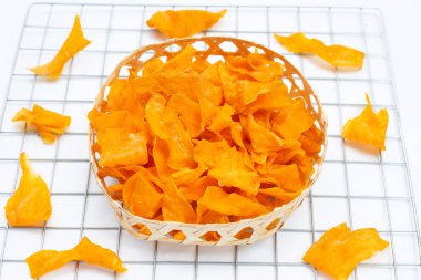 Beyaz arka planda bambu sepeti içinde patates cipsi..