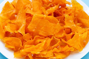 Beyaz tabakta patates cipsi