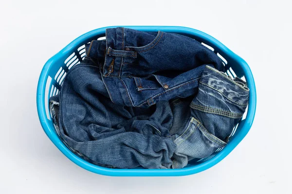 Calça Jeans Azul Cesta Lavanderia Fundo Branco — Fotografia de Stock