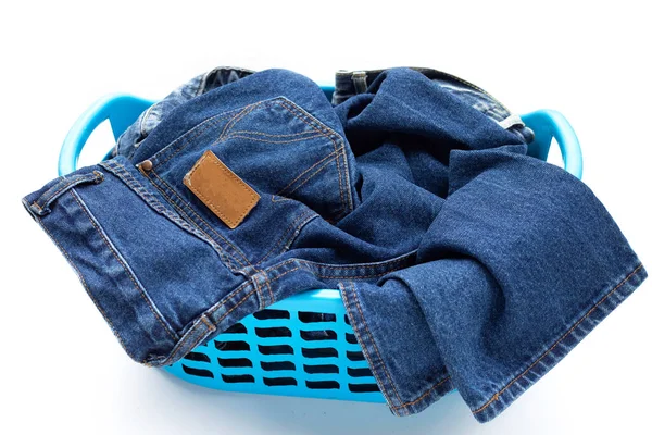 白い背景に洗濯バスケットの青いジーンズ — ストック写真