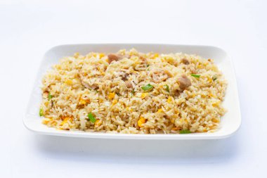 Beyaz arka planda kızarmış pirinç..