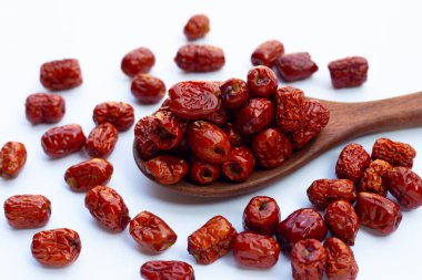 Beyaz arka planda kurutulmuş Çin jubaları.