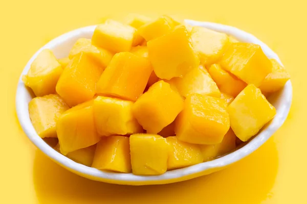 Tropické Ovoce Mango Kostky Plátky Bílé Misce Žlutém Pozadí — Stock fotografie