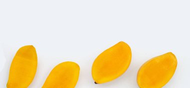 Tropik meyve, beyaz arka planda mango..