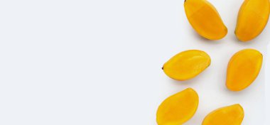 Tropik meyve, beyaz arka planda mango..