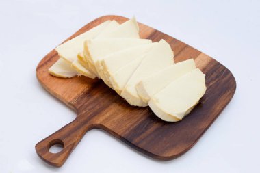 Kesme tahtası beyaz arkaplanda bambu filizleri