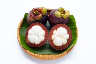 Mangosteen beyaz üzerinde bambu sepeti